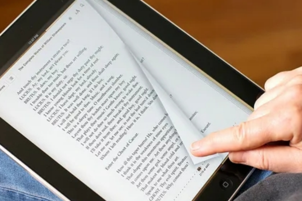 mulher-lendo-livro-tablet